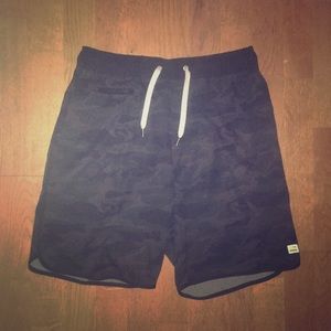 Vuori Banks Shorts - Black Camo (S)
